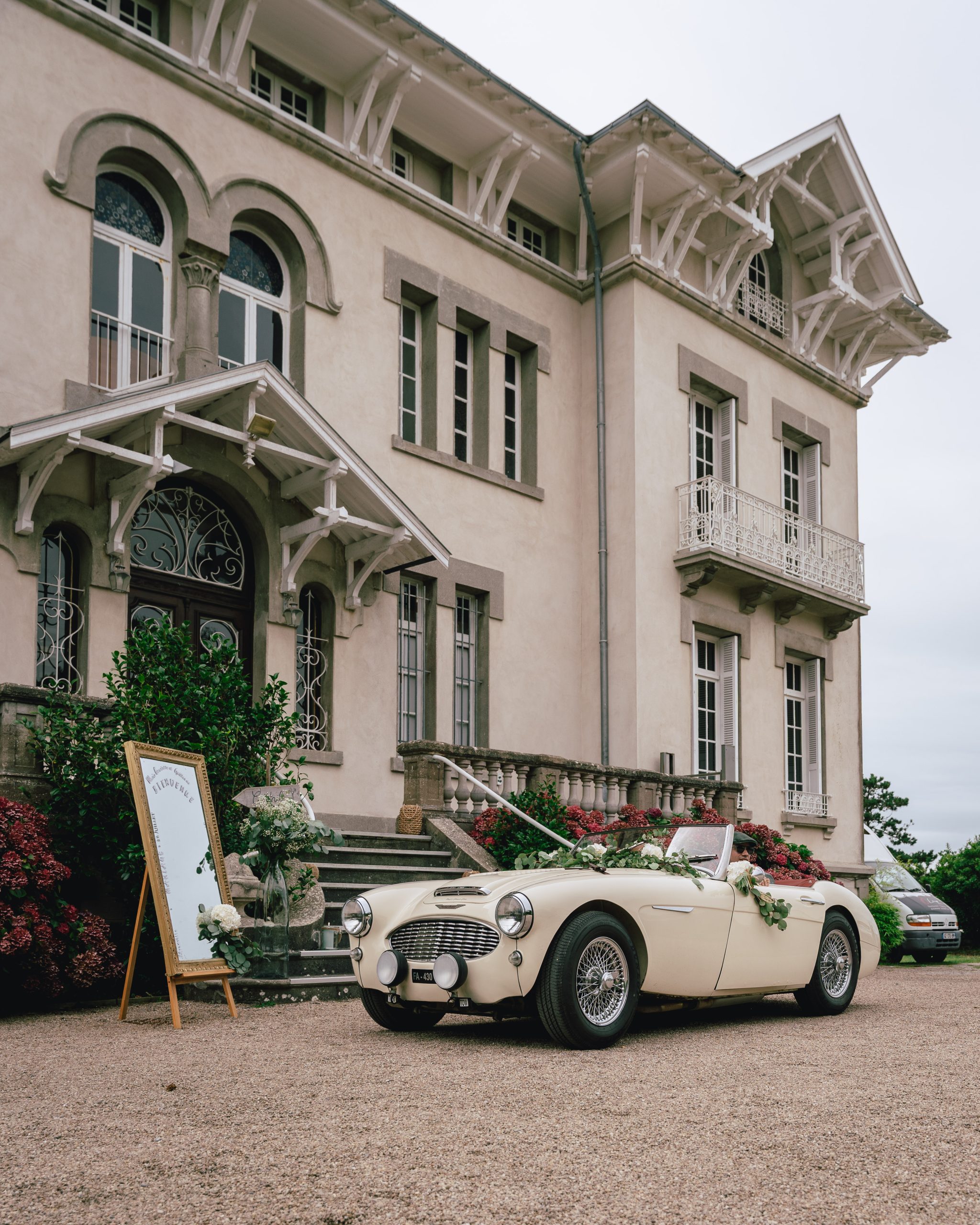Lieu de réception et voiture préparés pour un mariage en Normandie