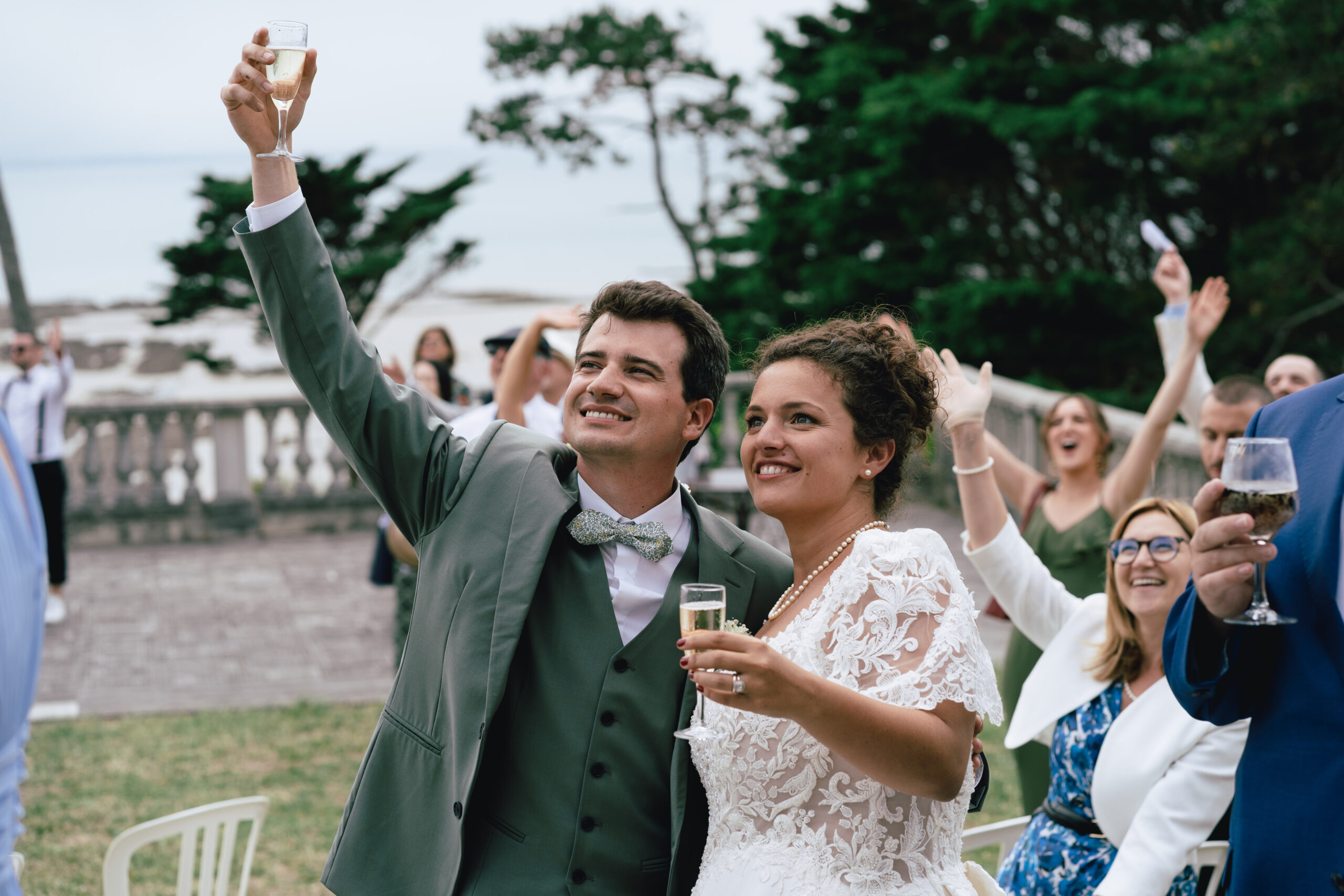 Mariés et invités pendant la réception d'un mariage photographié par Studio JF&G