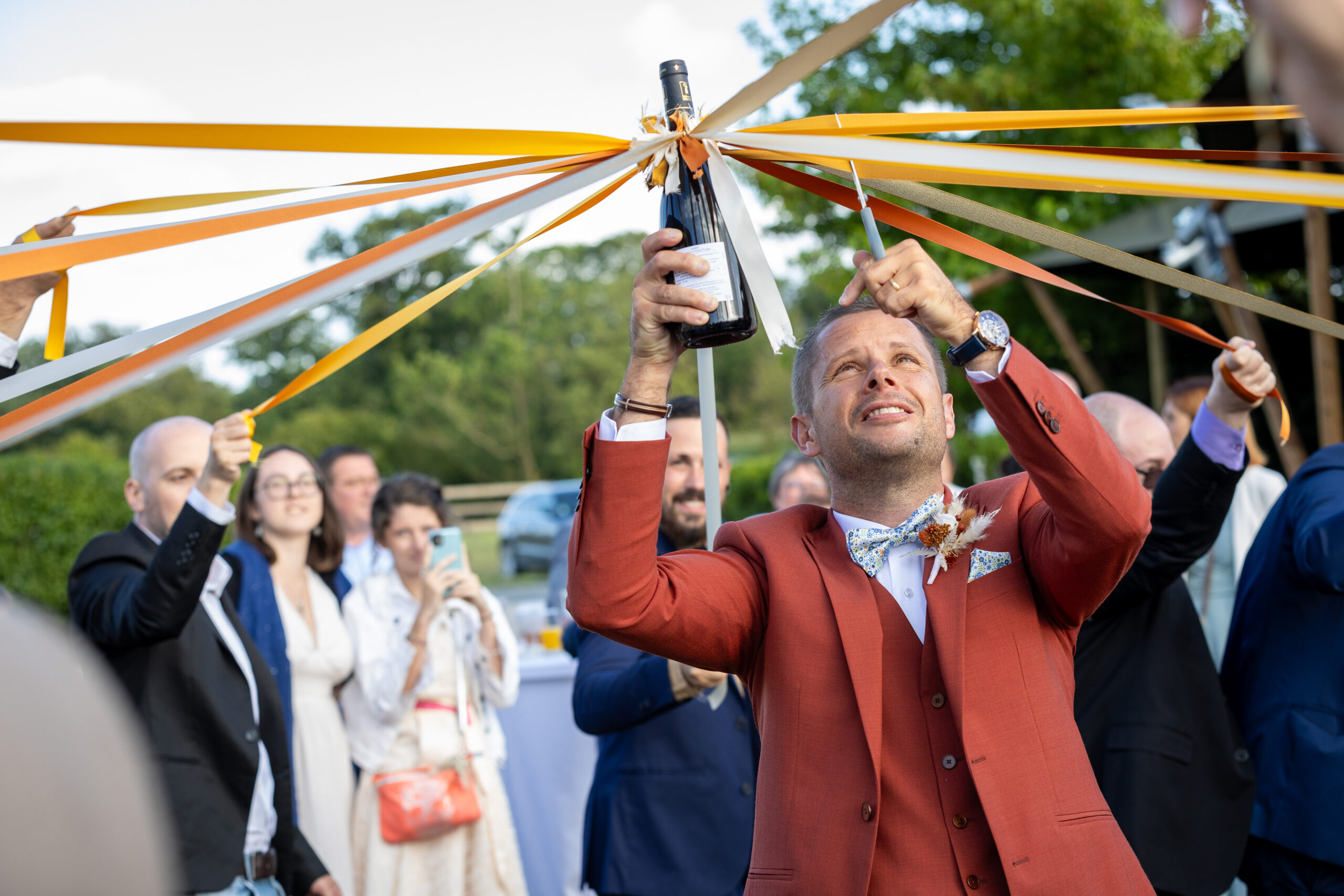 Moment spontané avec les invités pendant un mariage